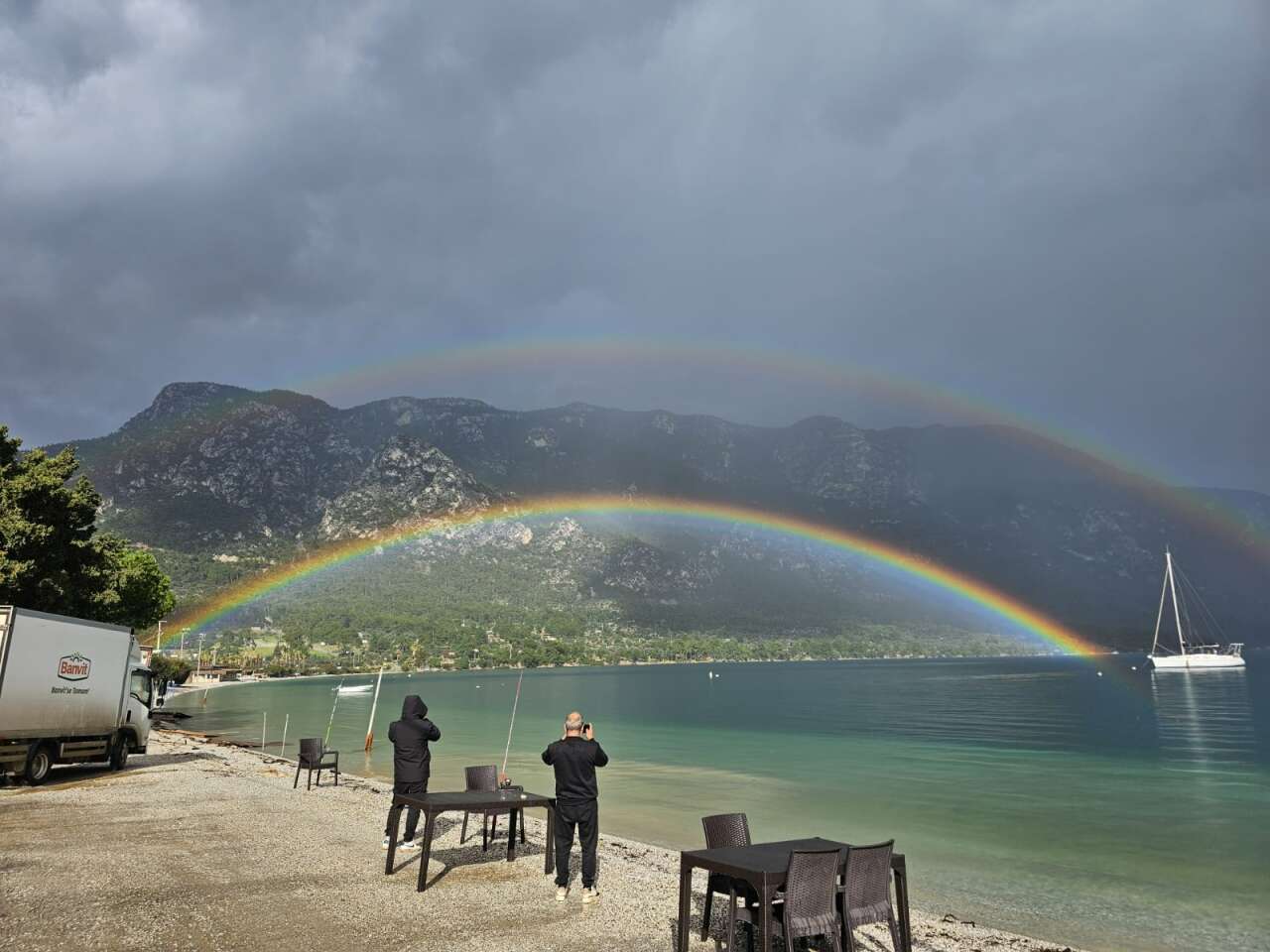 Akbük Koyu’nda Kartpostallık Manzara: Çifte Gökkuşağı Hayran Bıraktı 1
